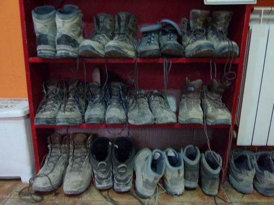 Die Schuhe dürfen nicht mit in den Schlafraum genommen werden. Das ist auch wegen des Drecks und Geruchs gut so, aber ich habe mich morgens immer über ein Wiedersehen gefreut.