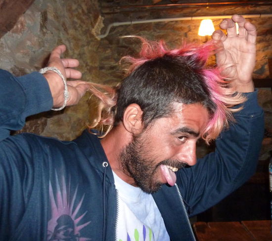 Ein spanischer Straßenkünstler besucht die Herberge