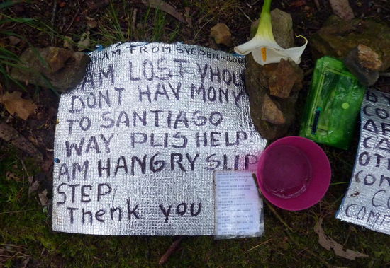 Bettelbrief am Wegesrand, der Bittsteller schläft noch im Zelt