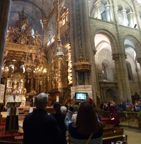 Während des Gottesdienstes wird der berühmte "Botafumeiro", der Weihrauchkessel, geschwenkt