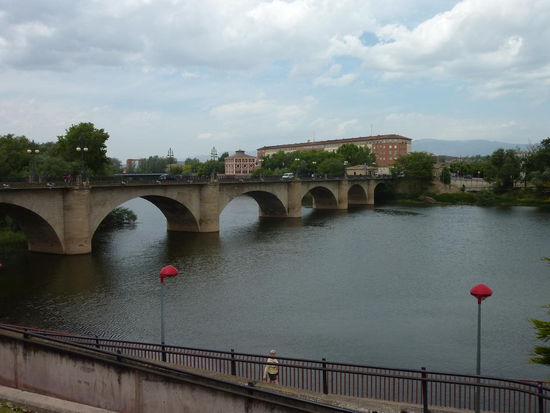Logrono: der Jakobsweg führt über den Ebro