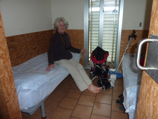 Azofra: Moderne Herberge mit Zweibettkabinen, aber ohne Steckdosen