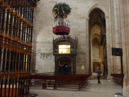 Die kathedrale in Santo Domingo de la Calzada mit dem golddenen Kafig, in dem ein lebendiges schneeweißes Hühnerpaar lebt, das aber -  zur Beruhigung der Tierfreunde - alle drei Wochen ausgetauscht wird.