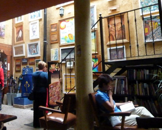 Herberge in Hospital de Orbigo: Jeder Pilger kann an der bereitstehenden Staffelei ein Bild malen.