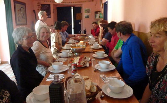 Gemeinsames Pilgermenu in der Herberge in Ruitelan