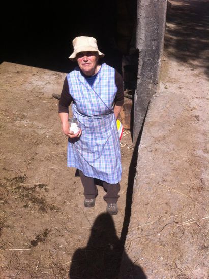 Senora Carmen ist schon eine Berühmtheit. Blitzschnell taucht sie aus der Scheune auf und bietet ihre Pfannkuchen an.