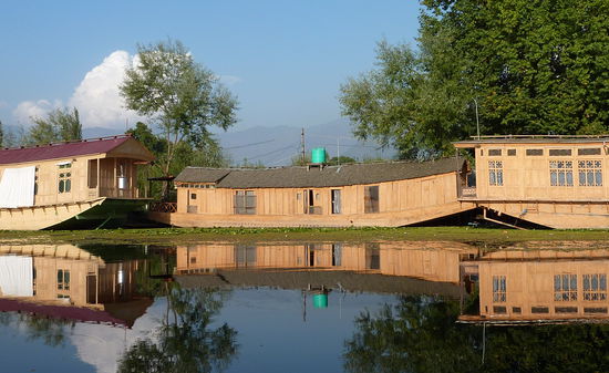Durch die Windstille Spiegelbilder auf dem Dal Lake