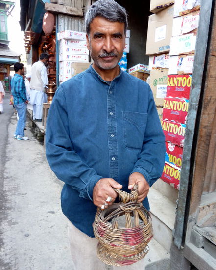 Rashid mit einem Feuertopf, in den glühende Holzkohle kommt und der im Winter für sehr bescheidene Wärme sorgt