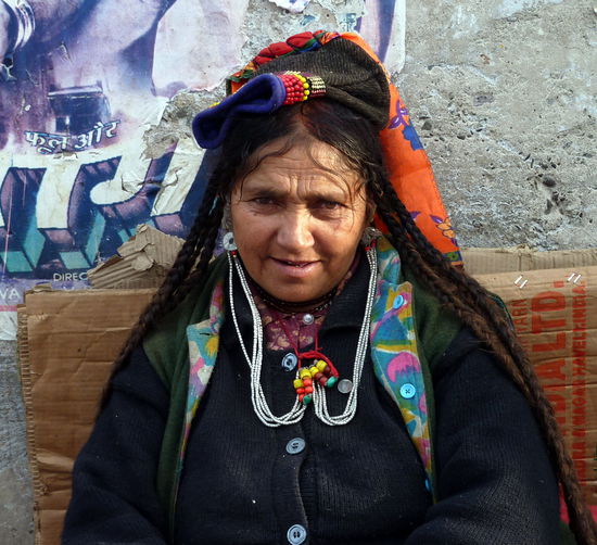 Traditionell geschmückte Marktfrau