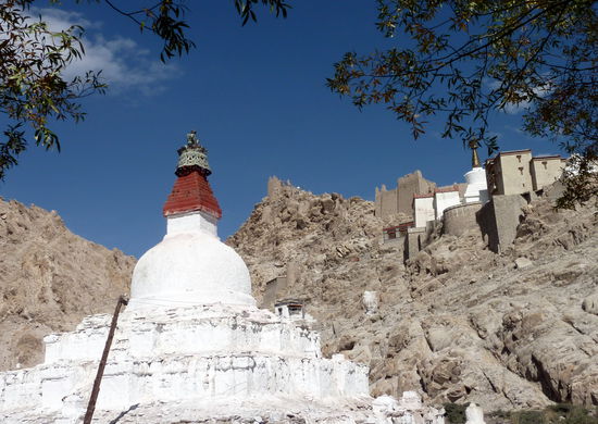 Eine Stupa vor dem Kloster