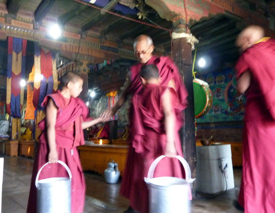 Die jungen Mönche beim Wasserschleppen
