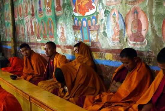 Die Mönche sitzen stundenlang im Gebet versunken, dabei schlafen sie schon mal ein.