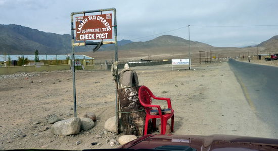 Straßenkontrollen. Bei jedem Posten müssen sämtliche Papiere vorgezeigt werden.