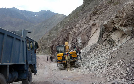 Immer wieder wird die Straße von herabstürzenden Felsen zerstört.