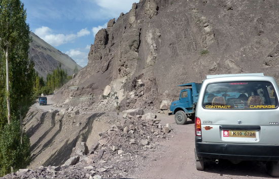 Im Abgrund liegen  einige Autowracks