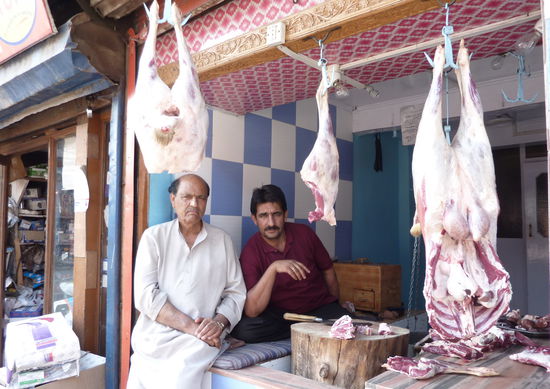 Schlachterladen: Die meisten Einwohner sind Moslems, die kein Schweinefleisch essen. Vor einigen Schlachterläden stehen lebende Schafe, die für die Kundschaft dann geschlachtet werden.