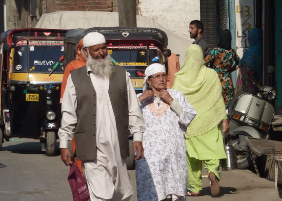 Geruhsames Leben in Srinagar. Die Einwohner im Westen Kashmirs sehen aus wie Afghanen.