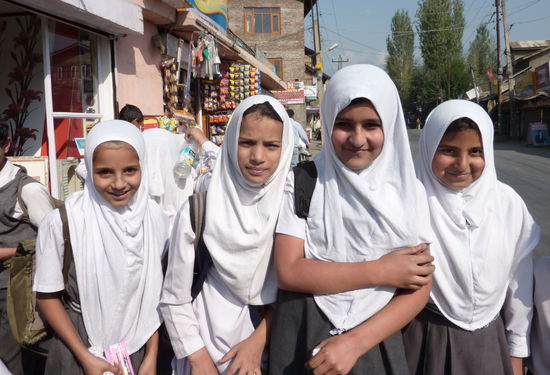 Fröhliche Schulmädchen