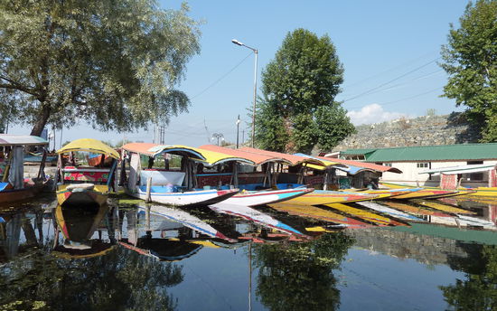 In den 70er Jahren war es "in", nach Kashmir zu reisen. Durch die Unruhen und Kämpfe zwischen Moslems und Hindus ist der Tourismus ziemlich zum Erliegen gekommen. Ich habe nur indische Touristen getroffen.