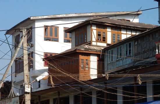 Verschachtelte Häuser mit fliegenden Leitungen. In der Innenstadt habe ich keine modernen Häuser gesehen.