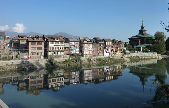 Am malerischen Fluss, der leider völlig verdreckt ist.