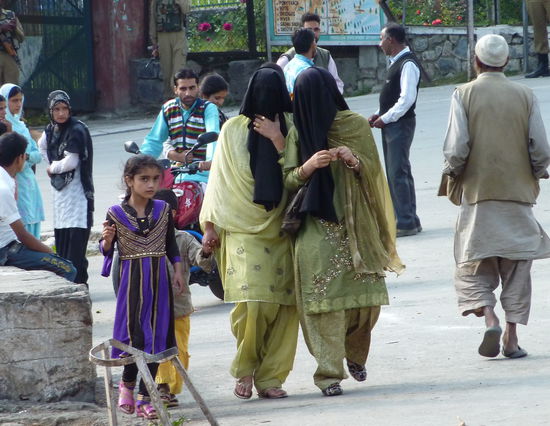 Völlig verschleierte Frauen