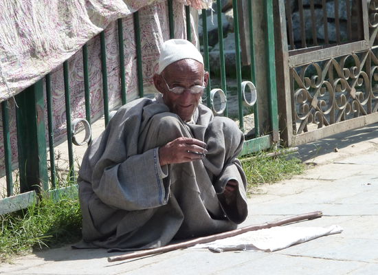 Bettler vor der Moschee