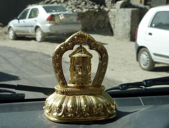 Batteriebetriebene Gebetsmühle im Taxi